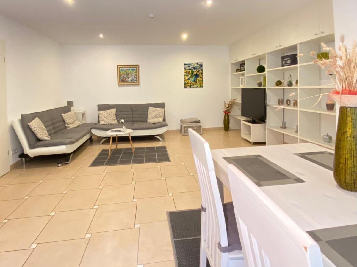 2 Zimmer Apartment, 70 Qm, Max 4 Pers, Private Terasse, 2 Parkplaetze, Internet 250 Mbit Gärtringen Buitenkant foto
