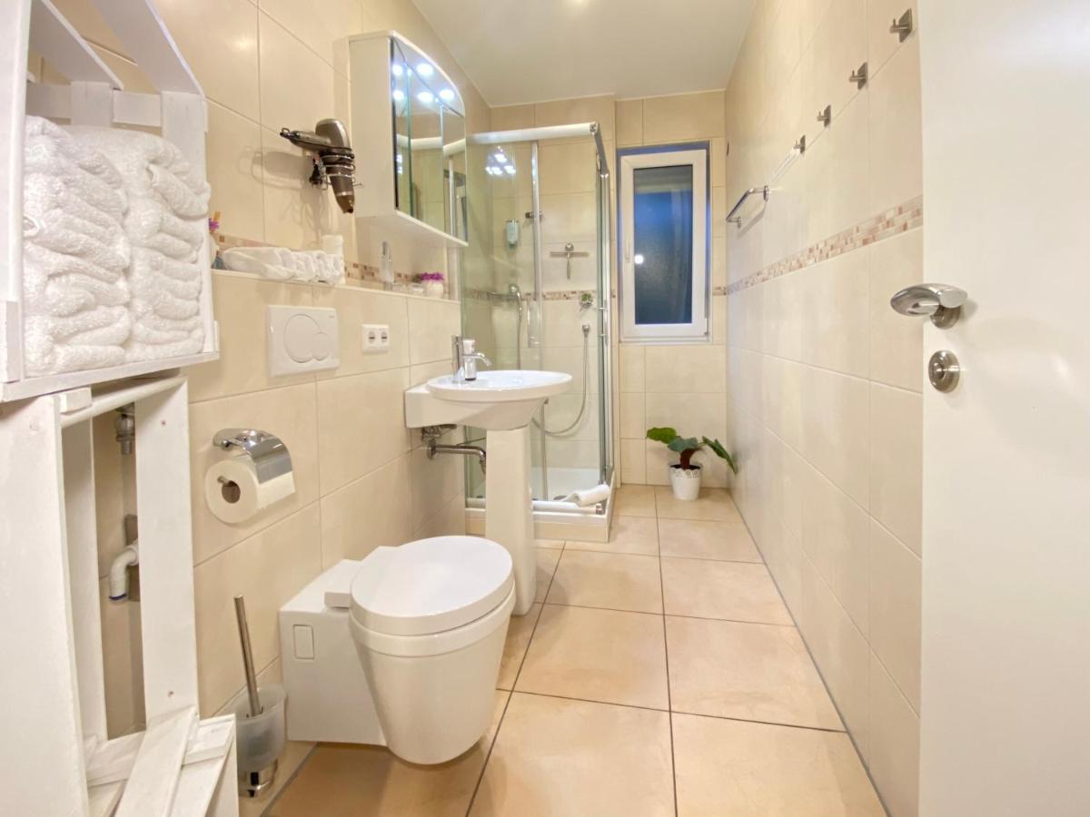 2 Zimmer Apartment, 70 Qm, Max 4 Pers, Private Terasse, 2 Parkplaetze, Internet 250 Mbit Gärtringen Buitenkant foto